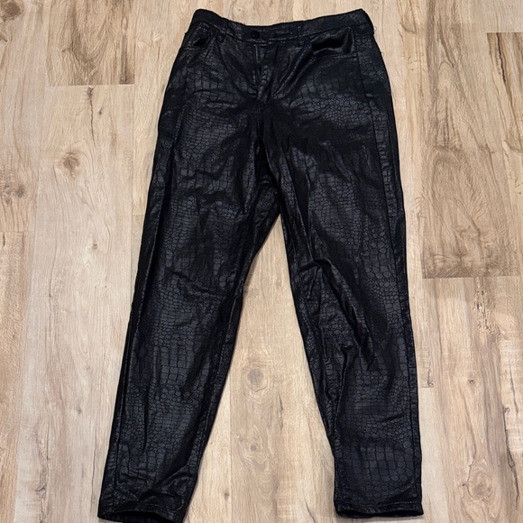 PrettyLittleThing Pants - PrettyLittleThing Women’s Black Textured Pants, Size 4